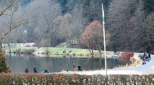 Das Bild vom letzten Wochenende des Jahres 2018 zeigt es: Die Angelseen des Forellenparks Kleinenztal der Familie Vollmer sind auch im Winter offensichtlich ein gerne angesteuertes Ziel. Foto: Schabert