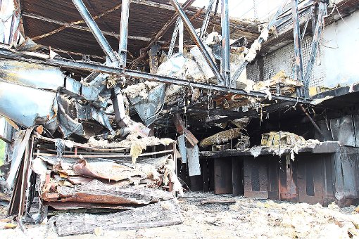 Es tut sich was in den ausgebrannten Gebäudeteilen der Firma Pfalzgraf: Zwar gibt es noch viel Schrott zu beseitigen, ... Foto: Sannert