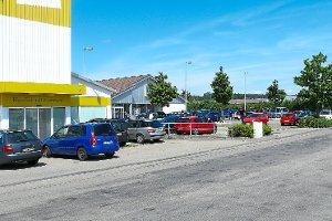 Daneben  soll ein  Burger-King-Restaurant gebaut werden:­ vorne links die  ehemalige  Räume  von Teppich-Frick.  Foto: Visel