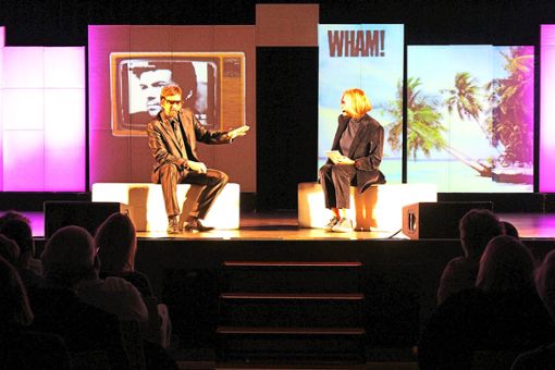 Sogar George Michael war auf der Bühne der Burladinger Stadthalle – er gab ein Interview. Foto: Lukas Bender Foto: Schwarzwälder Bote
