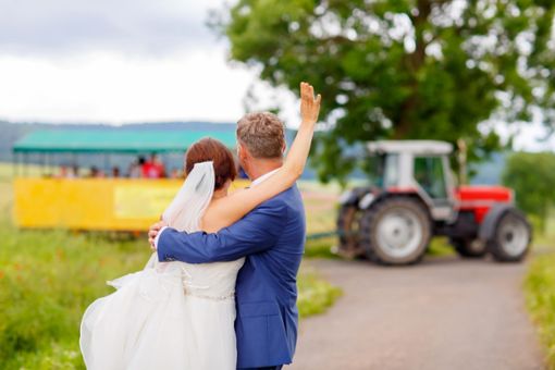 Traktor-Fahrten anlässlich einer Hochzeit sind nicht ungefährlich. (Symbolfoto) Foto: Romrodphoto/ Shutterstock