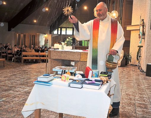 Pfarrer Oliver Dresen bei der Dankandacht der Erstkommunionsfeier am 5. Mai 2019 in Bösingen.  Foto: Hölsch Foto: Schwarzwälder Bote