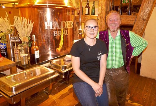 Geschäftsführer Hader-Karle alias Karl Fleig und seine Tochter und deisgnierte Nachfolgerin Ramona freuen sich auf die Inbeteibnahme der Erweiterung inkulisve moderner Destillerie.   Foto: Bombardi