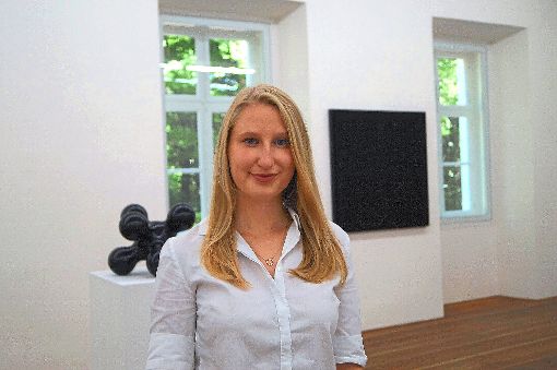 Ann-Kathrin Ziganki in der aktuellen Ausstellung. Die Studentin möchte die Kunst zu ihrem Beruf machen und im Museum Art.Plus Erfahrung sammeln.  Foto: Museum Art.Plus Foto: Schwarzwälder-Bote