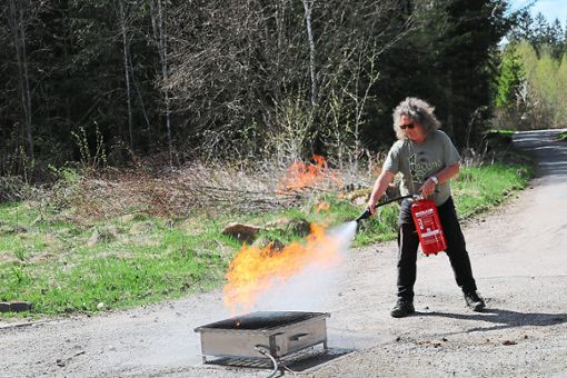Mitarbeiter der Parkresidenz am Germanswald üben den  Umgang mit dem Feuerlöscher.  Foto: Parkresidenz Foto: Schwarzwälder Bote