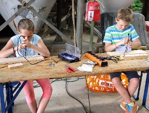 Die Kinder des Ferienprogramms kennzeichnen die Exemplare mit elektrischen Brennstäben. Foto: Kirchenchor Foto: Schwarzwälder-Bote