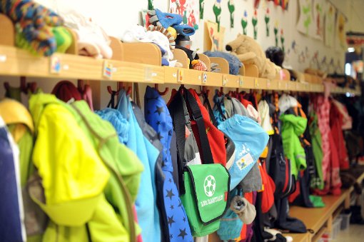 Eine volle Kindergarten-Garderobe und entsprechend  viele Kinder – die Stadt muss mehr Betriebskostenzuschüsse zahlen, als im Haushalt erfasst.  Foto: Deck Foto: Schwarzwälder-Bote