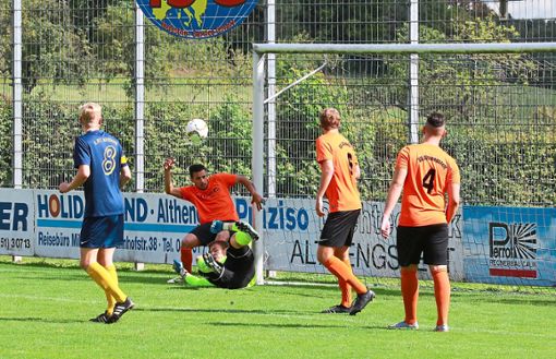 Sowohl für den SV Althengtett (orangefarbene Trikots) als auch für den FC Altburg geht es im kreisinternen Duell darum, mit einem Sieg den Kontakt zur Spitzengruppe der Bezirksliga nicht abreißen zu lassen.  Foto: Kraushaar