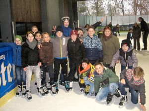 Den Wintersportnachmittag auf der Eisbahn genießen die Schüler der Klassen 6a und 6c in vollen Zügen. Foto: Schule Foto: Schwarzwälder-Bote