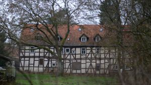 Nicht jedes Mörderhaus ist wieder verkäuflich, so etwa das Wohnhaus des sogenannten „Kannibalen von Rotenburg“ . Im April 2023 wurde es zudem durch ein Feuer teilweise zerstört. Foto: dpa/Uwe Zucchi