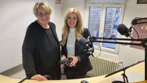 Tanja Köhler und Corinne Otto im Studio: Bei „Sag mal Tanja!?“ geht es um den Lokaljournalismus im Wandel der Zeit. Foto: Antenne1 Neckarburg Rock&Pop