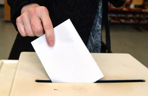 Ein Wähler steckt seinen Stimmzettel in die Wahlurne: Am 26. Mai werden neben dem Europaparlament auch der Kreistag, die Gemeinde- und Ortschaftsräte gewählt.  Die Reihenfolge, in der  nach der EU-Wahl ausgezählt wird,  ist nicht einheitlich.   Foto: Kienzle