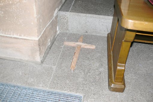 Dieses handgeschnitzte Kreuz könnte der Täter in der Kirche zurückgelassen haben. Foto: Schnurr