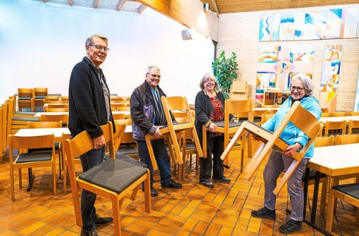 Alle packen mit an: Auch in der Friedenskirche müssen Stühle und Tische aufgestellt werden. Foto: Thomas Fritsch