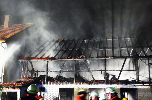 Der Dachstuhl des Ökonomiegebäudes zwischen Sportplatz und Schmeienhalle in Straßberg war trotz des schnellen Eingreifens der Feuerwehren nicht zu retten.  Foto: Eyrich