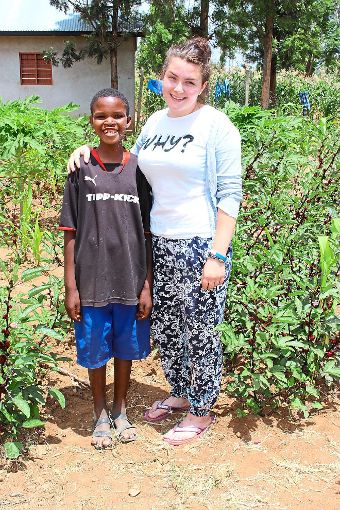 Der 13-jährige Fanuel (links) mit einer freiwilligen Helferin von Liso Tanzania, Nadja Müller aus Fischbach.  Foto: Schwörer Foto: Schwarzwälder-Bote