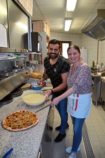 Gimmi und Franca Ritacco sind versierte Pizzabäcker. Bald  werden sie in   Stammheim ein neues Lokal eröffnen.  Foto: Bausch Foto: Schwarzwälder Bote