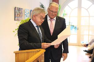 Justizminister Guido Wolf überreicht Norbert Brugger die Staufermedaille. Foto: Bächle Foto: Schwarzwälder-Bote