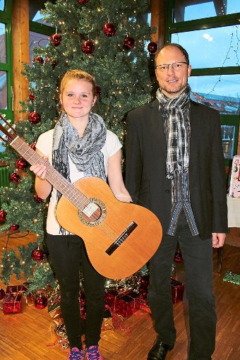 Melissa Friese freut sich über ihre Gitarre. Unterrichtet wird sie von Stephan D. Weisser.  Foto: Bienger Foto: Schwarzwälder-Bote