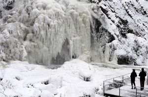 Eiseskälte herrschte in den vergangenen Tagen im Schwarzwald. Selbst die Triberger Wasserfälle sind hinter dem Eis verschwunden. Foto: dpa