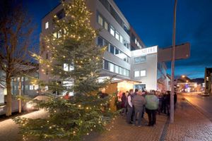 Der Siedle-Weihnachtsbaum steht in diesem Jahr erstmals auf dem neuen Vorplatz an der Bregstraße.  Foto: Siedle Foto: Schwarzwälder Bote