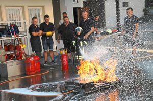 Auch mit praktischen Übungen führte die Weilheimer Feuerwehr ihre Einsatzfähigkeiten vor.    Foto: Ullrich Foto: Schwarzwälder Bote
