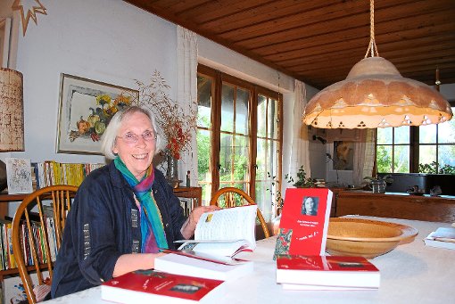 Die Autorin Else Schwenk-Anger aus Alpirsbach liest am Montag aus ihrem Buch Aus meinem Leben – ›muss sei!‹.  Foto: Altendorf-Jehle Foto: Schwarzwälder-Bote