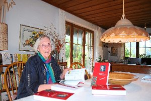Die Autorin Else Schwenk-Anger aus Alpirsbach liest am Montag aus ihrem Buch Aus meinem Leben – ›muss sei!‹.  Foto: Altendorf-Jehle Foto: Schwarzwälder-Bote