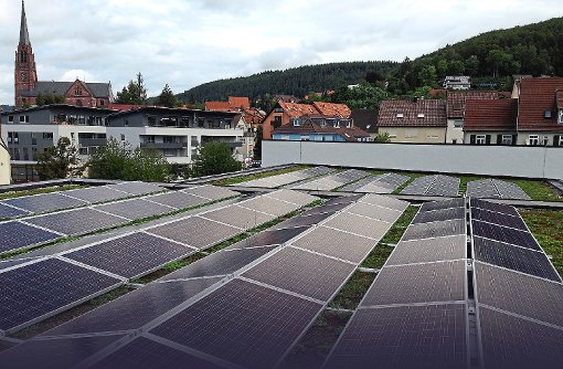 Auf dem Dach der Volksbank in Nagold hat die Bürgerenergie-Genossenschaft eine große Photovoltaikanlage installiert.  Foto: Volksbank