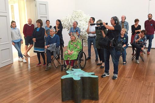 Gut 25 Besucher interessieren sich für die Künstlerführung im Museum Art.Plus mit dem Bildhauer Ulrich Möckel. Foto: Schwarzwälder Bote