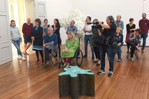 Gut 25 Besucher interessieren sich für die Künstlerführung im Museum Art.Plus mit dem Bildhauer Ulrich Möckel. Foto: Schwarzwälder Bote