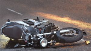 Motorradfahrer stürzt beim Abbiegen und verletzt sich schwer