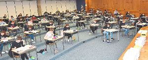 Beim Gymnasium Schramberg haben in der Aula die Prüfungen begonnen. Foto: Wegner