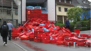 Tonnenweise Fleisch  verloren: Erneut  verunglückt Transporter  in   Niedereschach