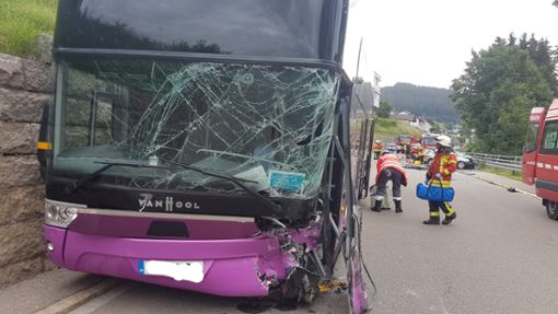 Bei einem Unfall mit einem britischen Reisebus in Vöhrenbach sind am Montag zehn Menschen verletzt worden. Ein Audi-Fahrer war auf die Gegenspur gekommen und in den Bus gekracht. Der 90-jährige Autofahrer wurde schwer verletzt. Zum Artikel Foto: Eich