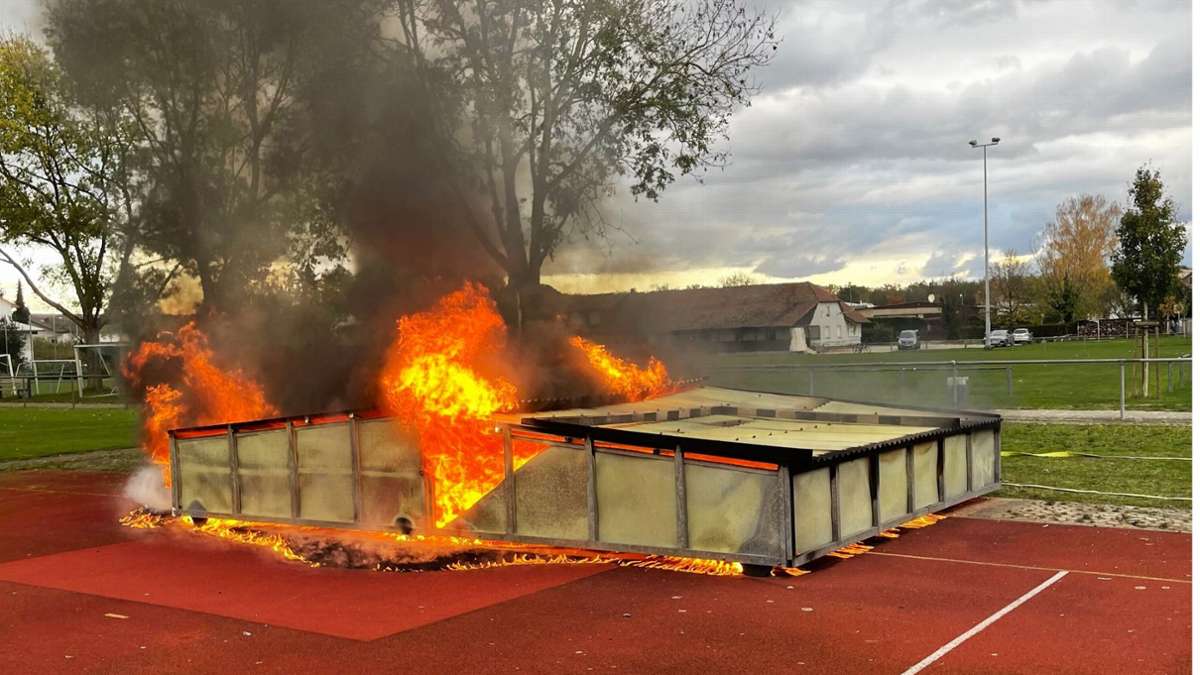 Feuerwehr verhindert Schlimmeres: Mattenlager in Kehl brennt