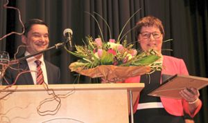 Bürgermeister Klaus Mack überreichte die Stadtplakette an Hannelore Wengert.  Foto: Gegenheimer Foto: Schwarzwälder Bote