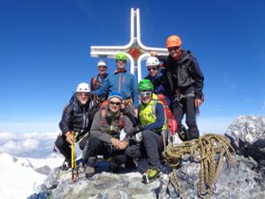 Sieben Alpinisten von der Alb vor dem Gipfelkreuz des Ortlers  Foto: Wirsching Foto: Schwarzwälder Bote