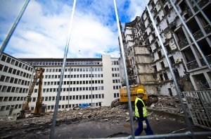 Die nächste Bauphase für das Dorotheenquartier wurde eingeläutet: Der Abriss des Innenministeriums hat begonnen Foto: Peter Petsch