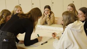 In Kleingruppen arbeiten die Jugendlichen gemeinsam an konkreten Projekt-Vorschlägen. Foto: Elena Baur