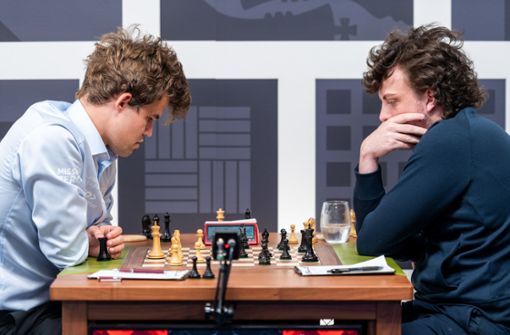 Magnus Carlsen (links) aus Norwegen sitzt Hans Niemann aus den USA in der dritten Runde vom Schachturnier Sinquefield Cup im Saint Louis Chess Club gegenüber. (Archivbild) Foto: dpa/Crystal Fuller