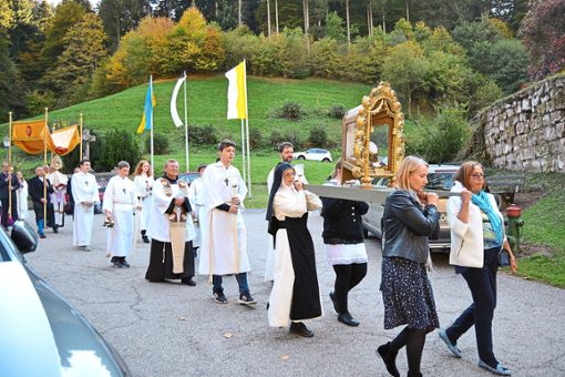 Eine Prozession durch das Witticher Tal schließt sich der feierlichen Andacht am Nachmittag an.  Fotos: Kiolbassa Foto: Schwarzwälder Bote