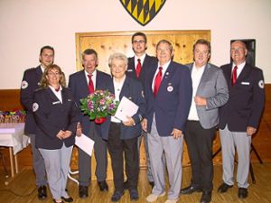 Das DRK Rosenfeld ist 60 Jahre alt und ehrt die Gründungsmitglieder Elvira Sieber (Vierte von links) und Siegfried Letze (Sechster von links).  Foto: May Foto: Schwarzwälder Bote