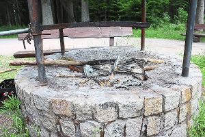 Ein nicht ordnungsgemäß gelöschtes Grillfeuer, wie bei der Grillstelle beim Jägerhäusle aufgefunden, kann schnell in einen großflächigen Brand ausarten. Foto: Moosmann