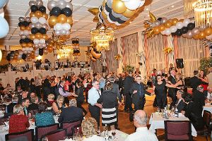 Beim Silvesterball im großen Kursaal des Freudenstädter Kurhauses ließen sich die Gäste nicht lange zum Tanz bitten.   Foto: Ade