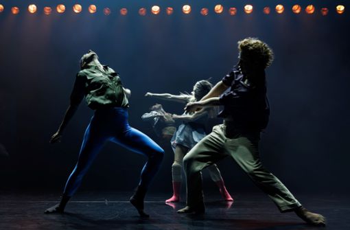 Viel los auf der Theaterhaus-Bühne: Gauthier Dance tanzt „Contemporary Dance 2.0“ von Hofesh Shechter. Foto: GD/Jeanette Bak