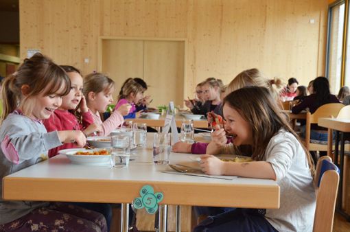 Den Kindern in der Bitzer Mensa mundete das Essen sichtlich. Fotos: Reich Foto: Schwarzwälder Bote