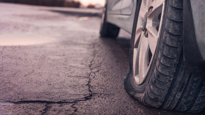 Hoher Sachschaden nach Reifenplatzer in Villingen
