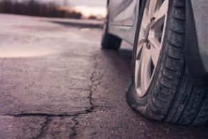 VW nicht mehr fahrbereit: Hoher Sachschaden nach Reifenplatzer in Villingen