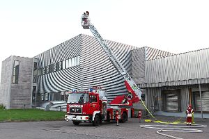 Von den Drehleitern aus wird der vermeintliche Brand bei der Firma si-ta in Pfalzgrafenweiler bekämpft.  Fotos: Sannert Foto: Schwarzwälder-Bote
